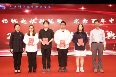 通信与电子信息系领导为毕业生代表颁发毕业证书 通信与电子信息系领导为毕业生代表颁发毕业证书